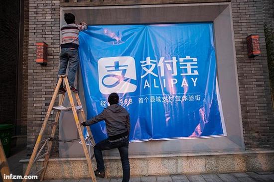 由于央行停發(fā)支付牌照，市場(chǎng)上現(xiàn)在一張牌照可以賣(mài)出2.5億至4.8億元的價(jià)格。(視覺(jué)中國(guó)/圖)由于央行停發(fā)支付牌照，市場(chǎng)上現(xiàn)在一張牌照可以賣(mài)出2.5億至4.8億元的價(jià)格。(視覺(jué)中國(guó)/圖)